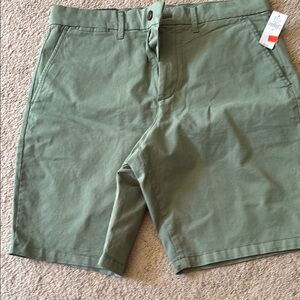 Gap men’s shorts – never worn;tags still on!